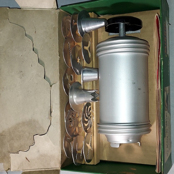 Vintage Mirro Cookie and Pastry Press in Original Box With Recipe Booklet - Picture 4 of 14